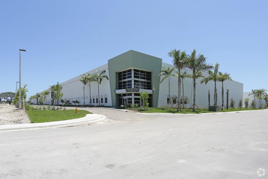 400 Hillsboro Technology Dr, Deerfield Beach, FL à louer - Photo de l’immeuble – Image 2 sur 10