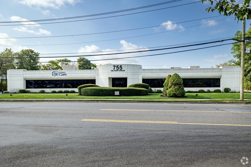 755 Park Ave, Huntington, NY à vendre - Photo de l’immeuble – Image 3 sur 7