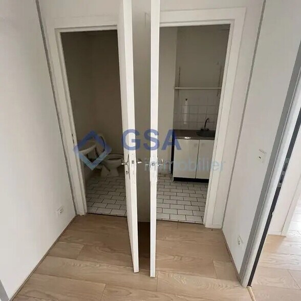 Bureau dans Lisses à louer - Photo de l’immeuble – Image 3 sur 7