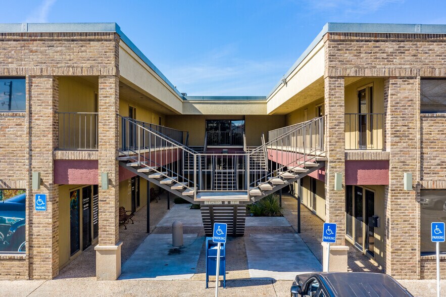 8527 Village Dr, San Antonio, TX à louer - Photo de l’immeuble – Image 2 sur 4