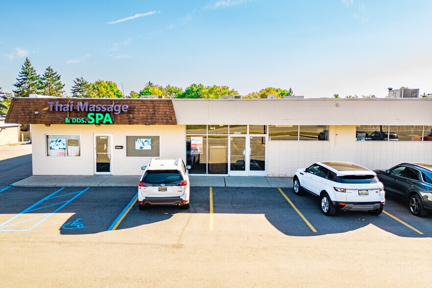 41431-41583 W 10 Mile Rd, Novi, MI à louer - Photo de l’immeuble – Image 3 sur 11