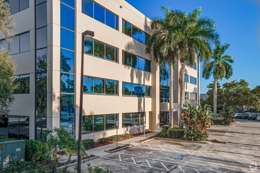 140 Intracoastal Pointe Dr, Jupiter, FL à vendre - Photo de l’immeuble – Image 3 sur 8