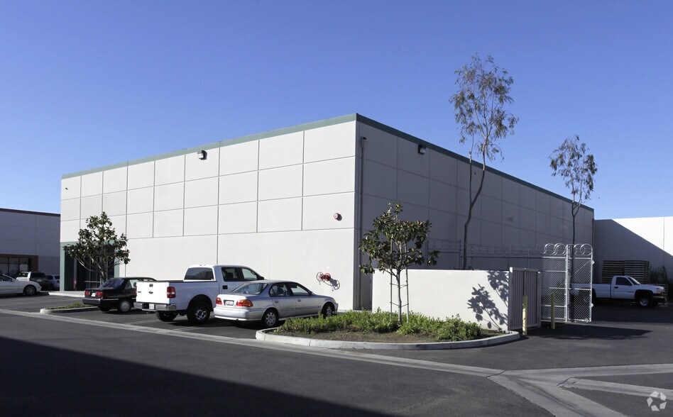 925 E Orangefair Ln, Anaheim, CA à louer - Photo de l’immeuble – Image 2 sur 3