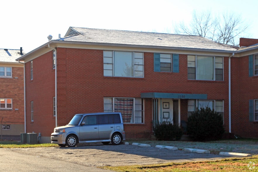 3200 Hikes Ln, Louisville, KY à vendre - Photo de l’immeuble – Image 2 sur 2