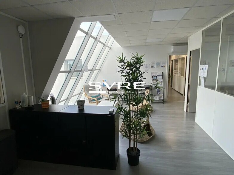 Bureau dans Aubagne à louer - Photo de l’immeuble – Image 2 sur 8