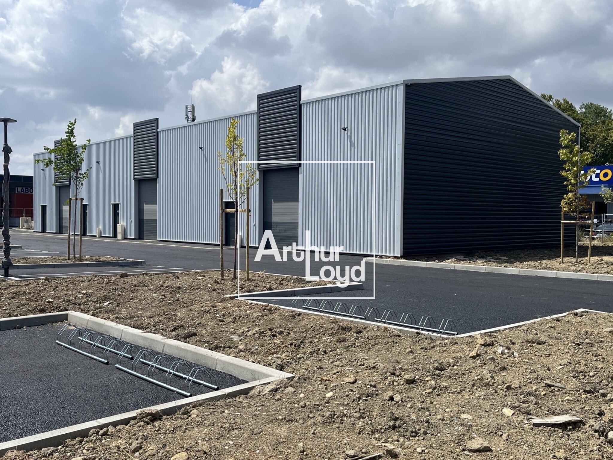 Local commercial dans Saint-Jory à louer Photo de l’immeuble– Image 1 sur 11