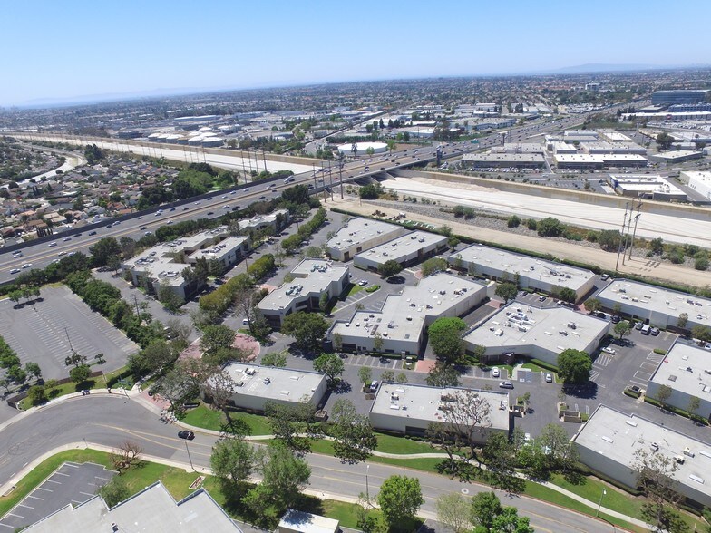 3505 Cadillac Ave, Costa Mesa, CA à vendre - Photo de l’immeuble – Image 2 sur 6