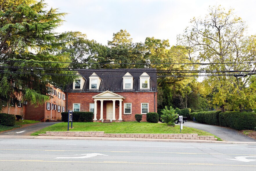 2120 Ivy Rd, Charlottesville, VA à louer - Photo de l’immeuble – Image 2 sur 7