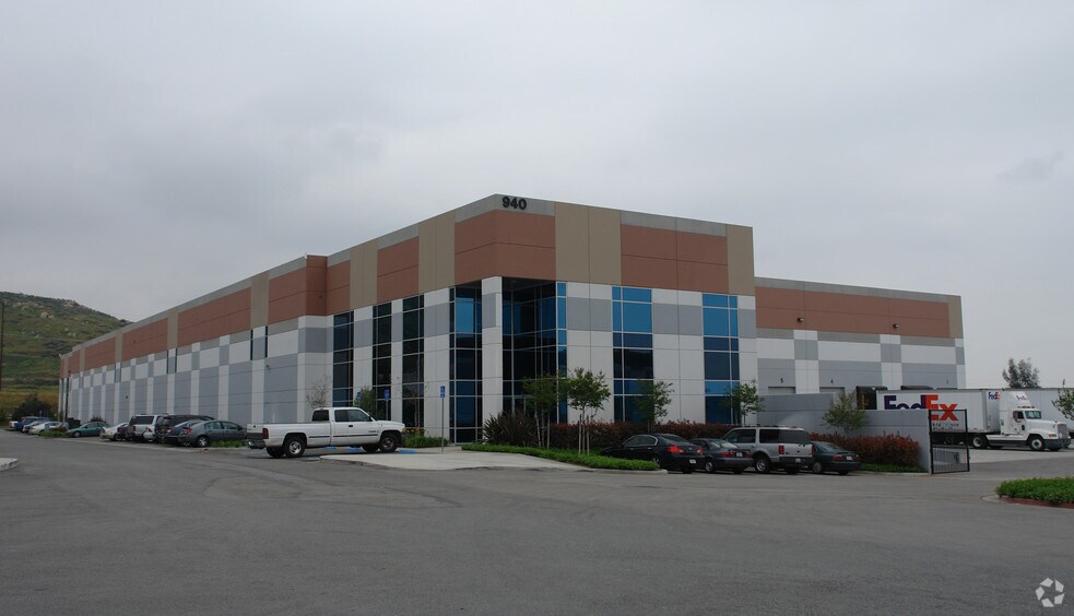 940 Columbia Ave, Riverside, CA à louer - Photo de l’immeuble – Image 1 sur 3