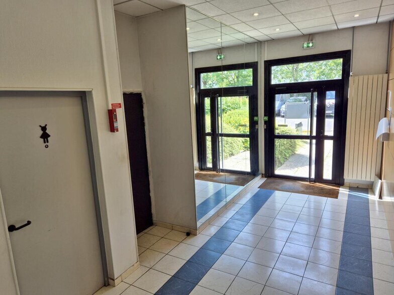 Bureau dans Lognes à louer - Photo de l’immeuble – Image 2 sur 12