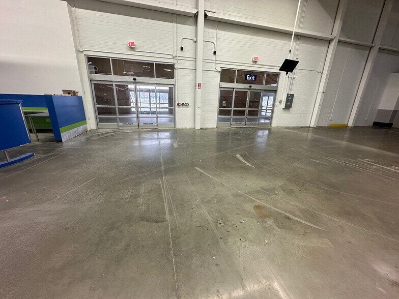 32625 Northwestern Hwy, Farmington Hills, MI à louer - Photo intérieure – Image 2 sur 7