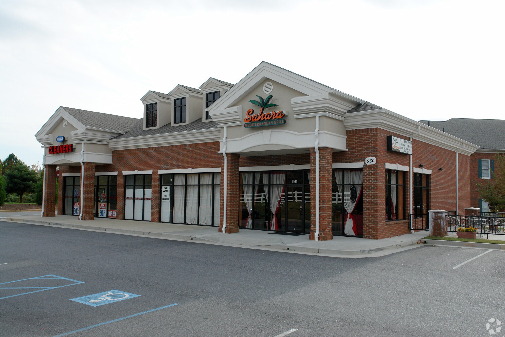 540 W Crossville Rd, Roswell, GA à louer Photo principale– Image 1 sur 5