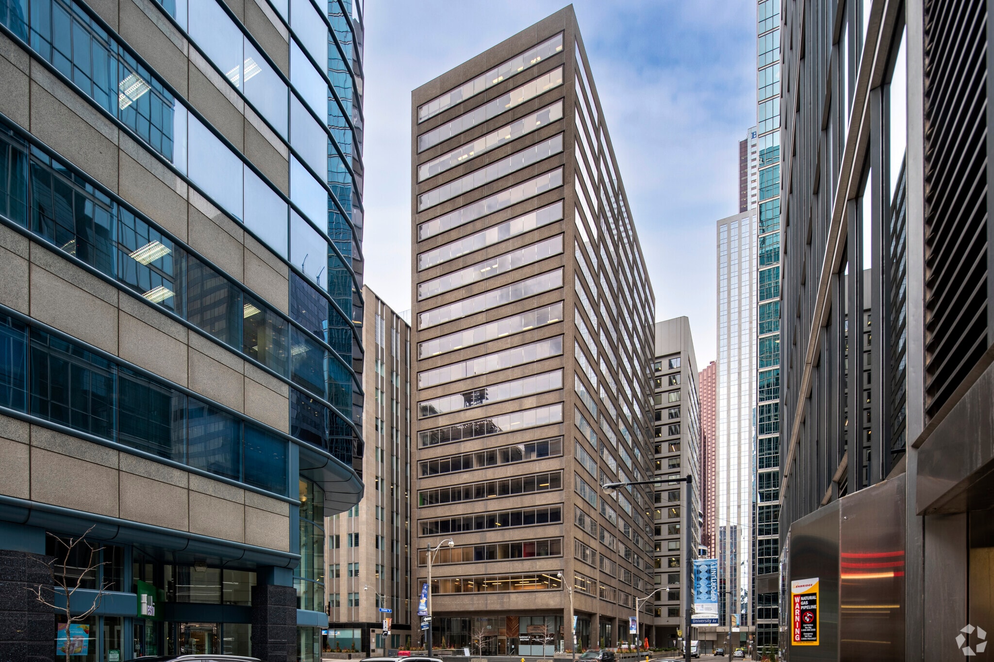 155 University Ave, Toronto, ON à louer Photo de l’immeuble– Image 1 sur 6