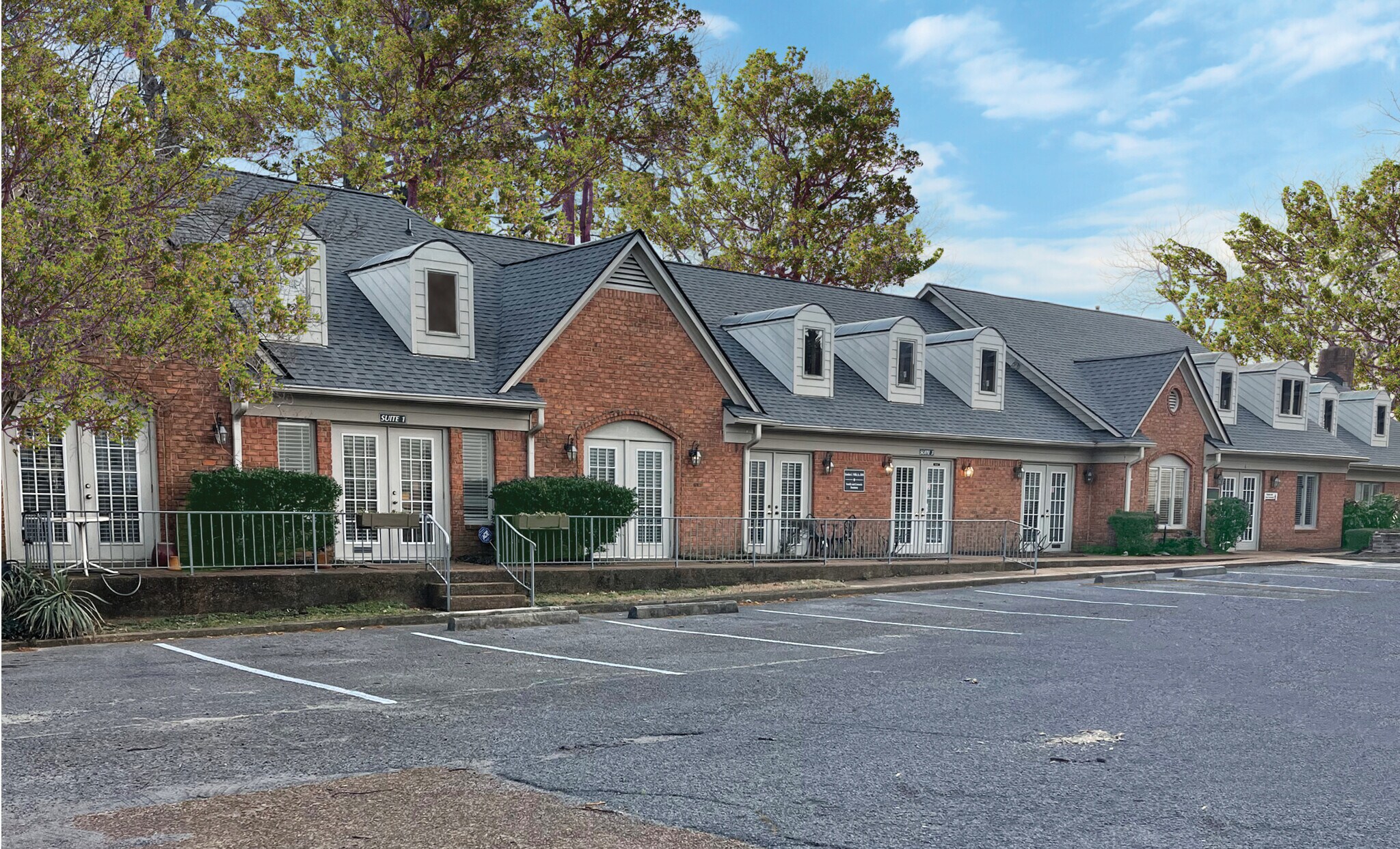 668 Colonial Rd, Memphis, TN à louer Photo principale– Image 1 sur 10