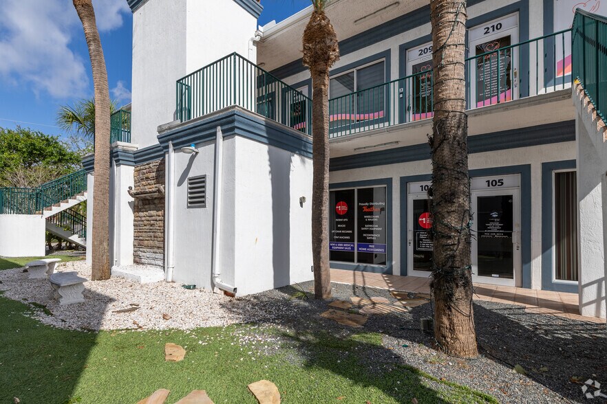811 SE 8th Ave, Deerfield Beach, FL à louer - Photo de l’immeuble – Image 2 sur 24