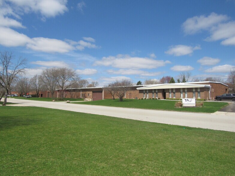 740 Church Rd, Elgin, IL à louer - Photo de l’immeuble – Image 2 sur 3