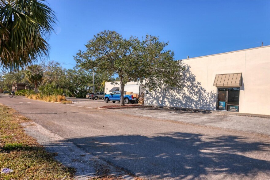 3637 Cortez Rd, Bradenton, FL à vendre - Photo de l’immeuble – Image 3 sur 7
