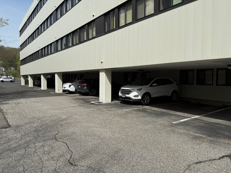 36 Mill Plain Rd, Danbury, CT à louer - Photo de l’immeuble – Image 2 sur 9