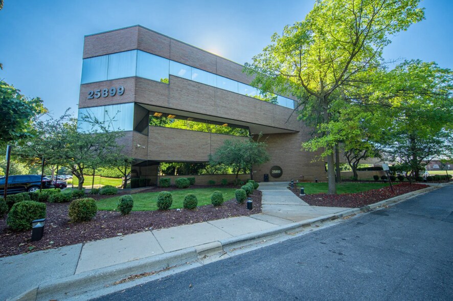 25899 W 12 Mile Rd, Southfield, MI à louer - Photo de l’immeuble – Image 2 sur 7