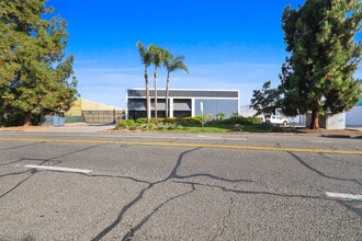 13345 Estelle St, Corona, CA à louer Photo de l’immeuble– Image 1 sur 13