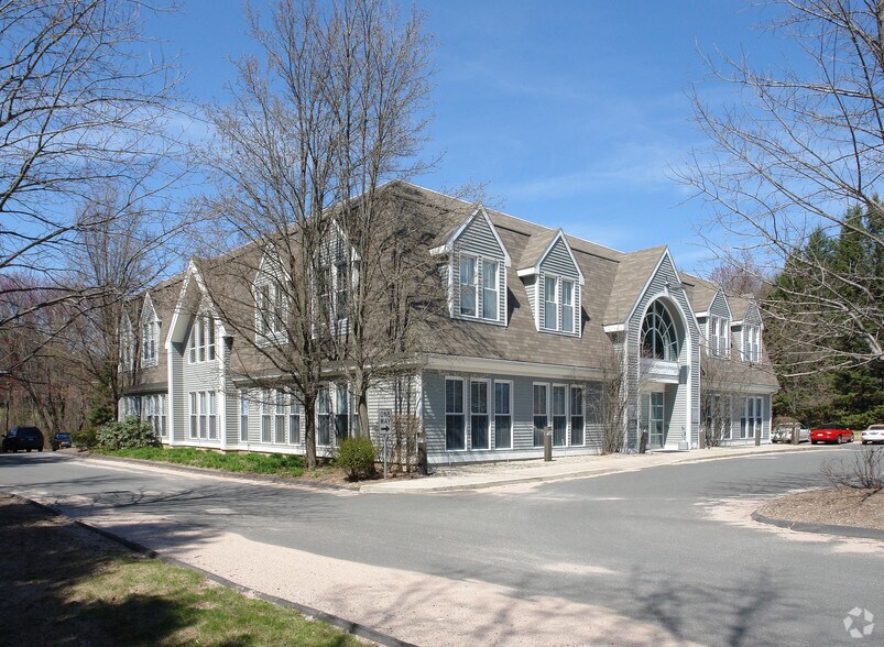 111 Simsbury Rd, Avon, CT à louer - Photo de l’immeuble – Image 3 sur 69