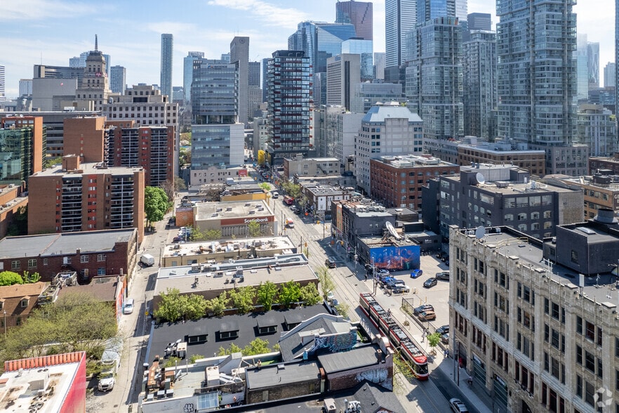241-243 Queen St W, Toronto, ON à louer - Aérien – Image 2 sur 2