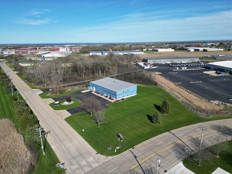 2695 Badger Ave, Oshkosh, WI à vendre - Photo de l’immeuble – Image 2 sur 11