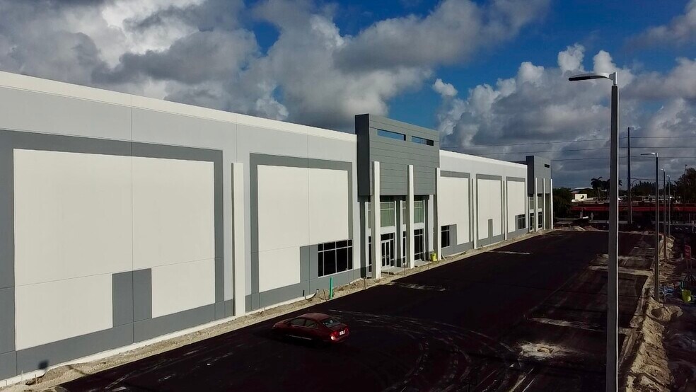 2910 Stirling Rd, Hollywood, FL à louer - Photo de l’immeuble – Image 3 sur 7