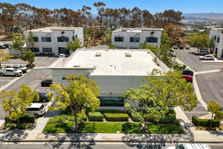 20521 Crescent Bay Dr, Lake Forest, CA à vendre - Photo de l’immeuble – Image 2 sur 8