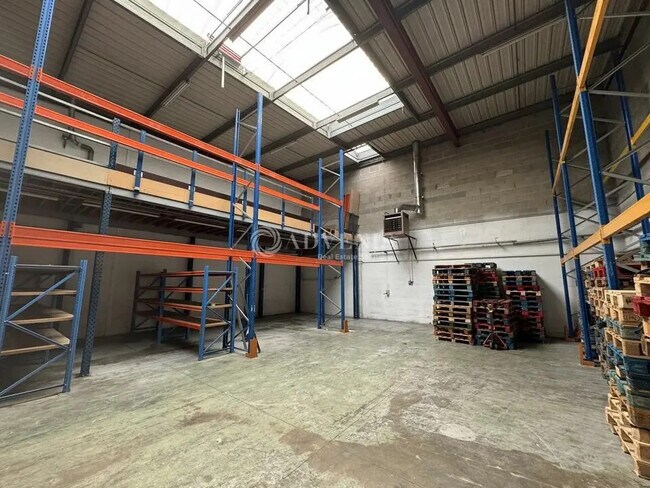 Plus de détails pour Local d'activités à louer