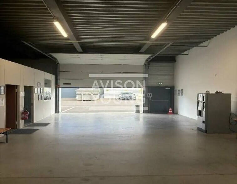 Local d’activités dans Villeneuve-la-Garenne à louer - Photo de l’immeuble – Image 2 sur 6