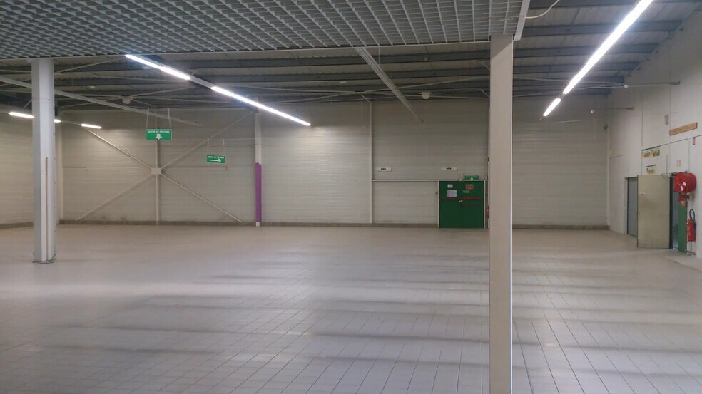 Local d'activités dans Lieusaint à vendre - Photo de l’immeuble – Image 1 sur 2