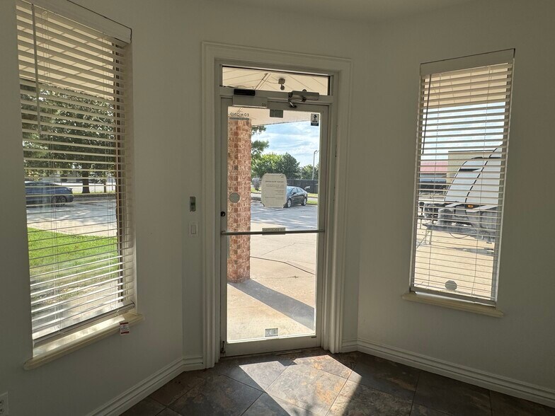 817 Irish Ln, Edmond, OK à louer - Photo de l’immeuble – Image 2 sur 16