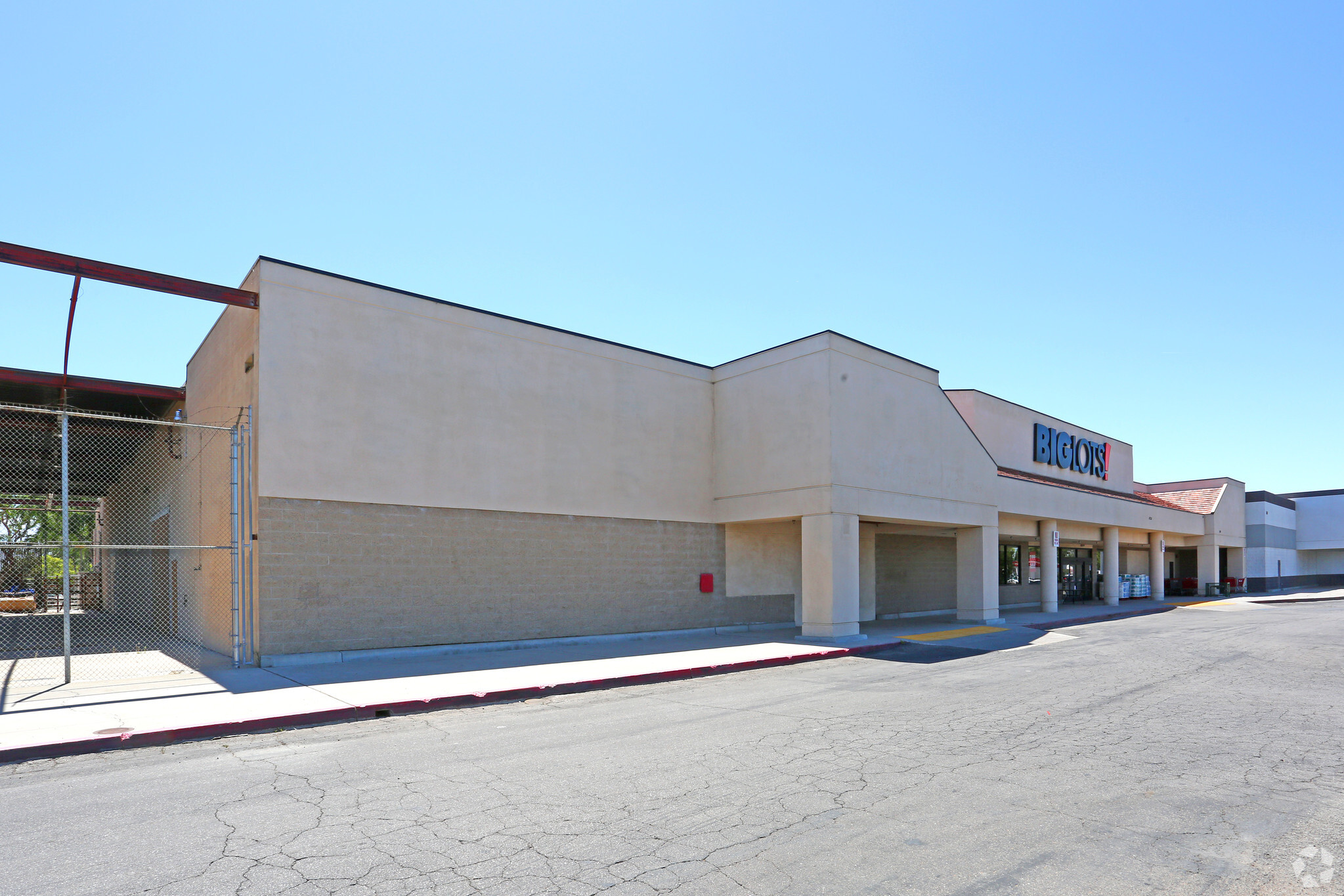 4701 White Ln, Bakersfield, CA à louer Photo principale– Image 1 sur 4