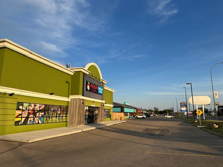 10015 170th St NW, Edmonton, AB à louer - Photo de l’immeuble – Image 2 sur 12
