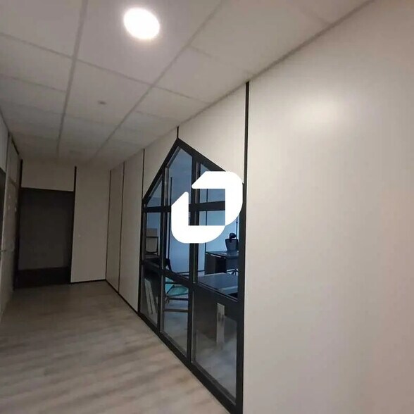 Bureau dans Montigny-le-Bretonneux à louer - Photo de l’immeuble – Image 3 sur 15