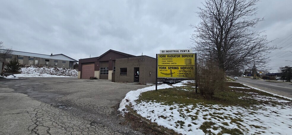 60 Industrial Pky N, Aurora, ON à vendre - Photo de l’immeuble – Image 3 sur 8