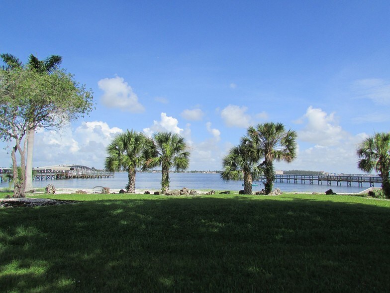 12498 Riverside Dr, Fort Myers, FL à vendre - Photo de l’immeuble – Image 2 sur 8