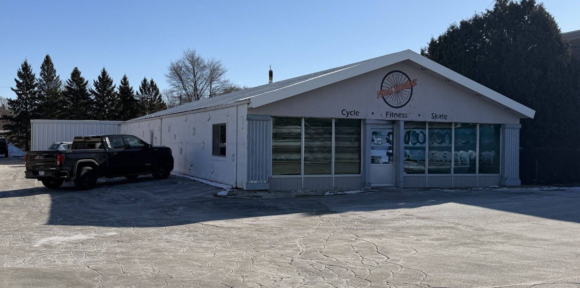 1421 S Main St, West Bend, WI à vendre Photo de l’immeuble– Image 1 sur 6