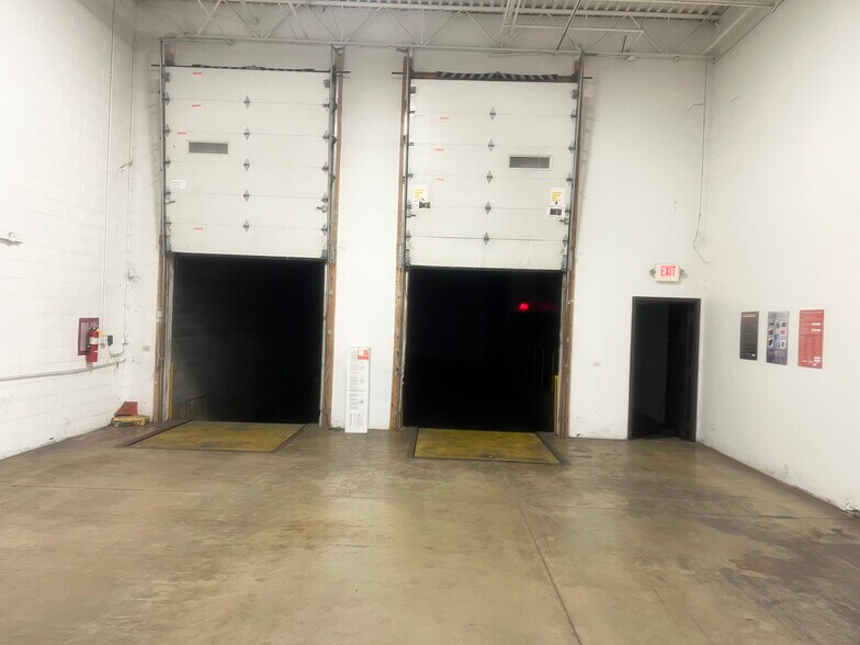 700 Hilltop Dr, Itasca, IL à louer - Photo de l’immeuble – Image 3 sur 6