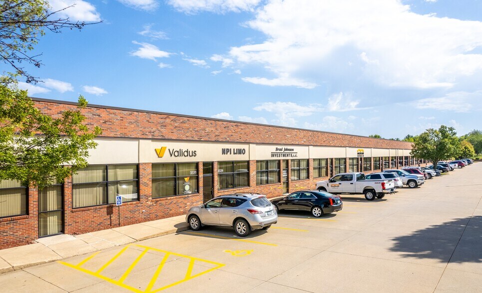 3301-3435 109th St, Urbandale, IA à louer - Photo de l’immeuble – Image 1 sur 7