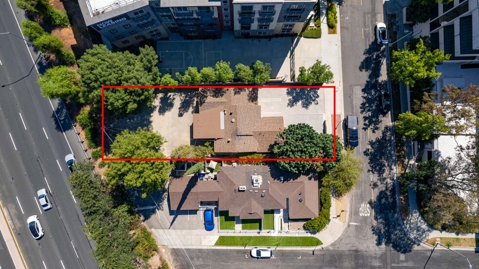 22151 Clarendon St, Woodland Hills, CA à vendre - Photo de l’immeuble – Image 3 sur 20