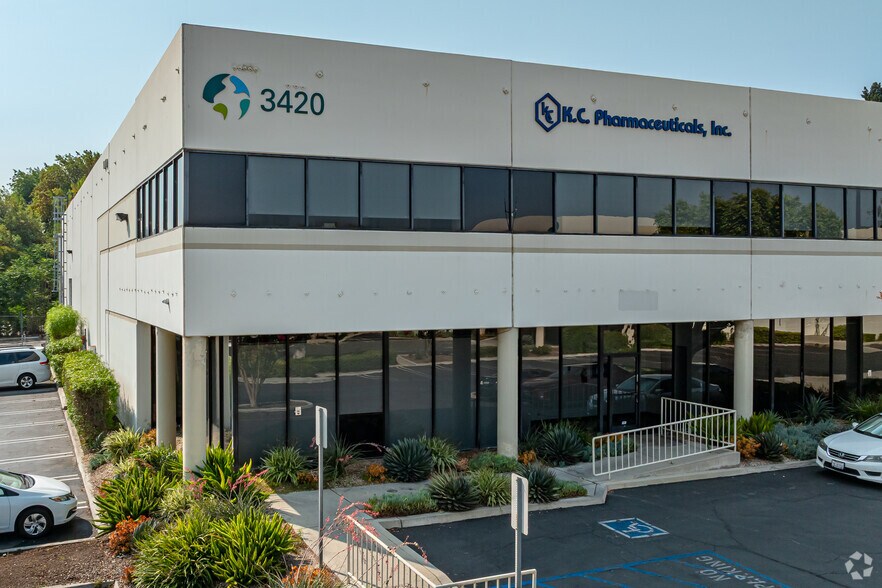 3420 Pomona Blvd, Pomona, CA à louer - Photo de l’immeuble – Image 2 sur 4