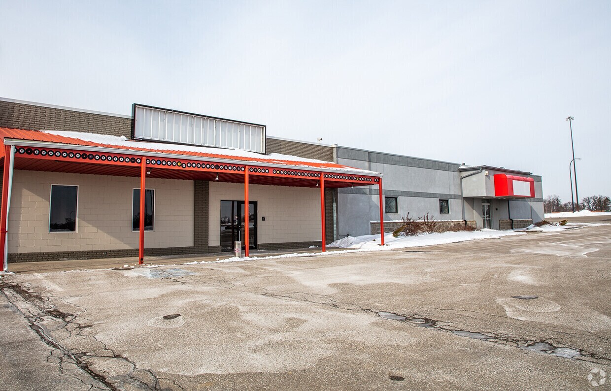 3555-3563 University Ave, Waterloo, IA à louer Photo de l’immeuble– Image 1 sur 1