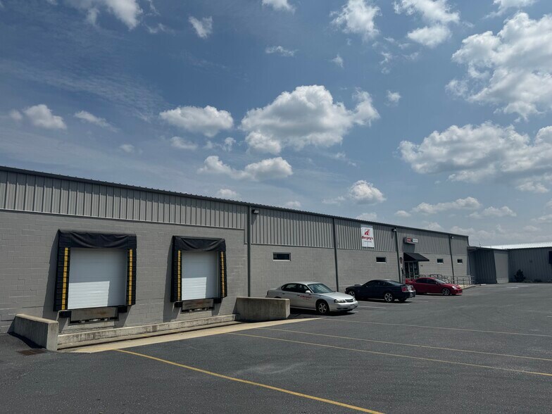415 Railroad Ave, Shiremanstown, PA à louer - Photo de l’immeuble – Image 2 sur 8