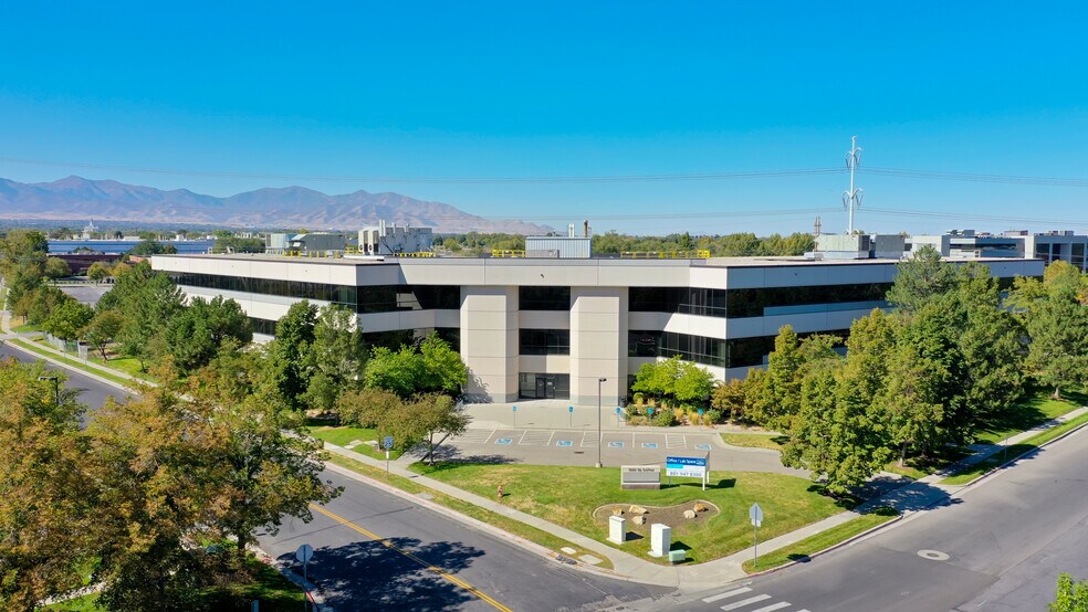 860 W LeVoy Dr, Taylorsville, UT à louer - Photo de l’immeuble – Image 2 sur 23