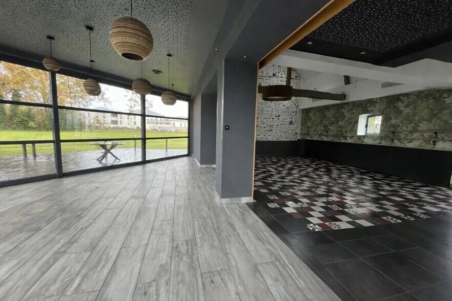 Local commercial dans Idron à vendre - Photo intérieure – Image 2 sur 10