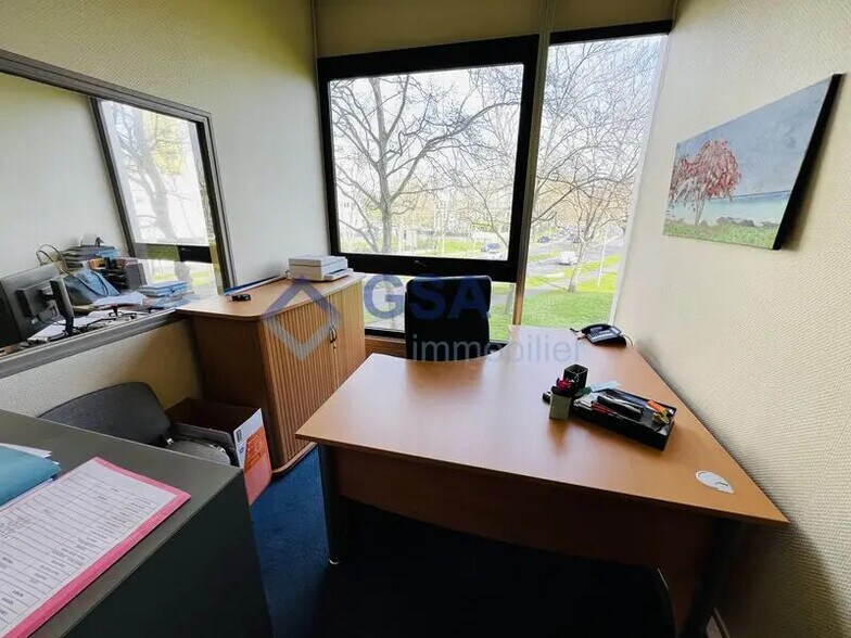 Bureau dans Évry-Courcouronnes à vendre - Photo de l’immeuble – Image 2 sur 8