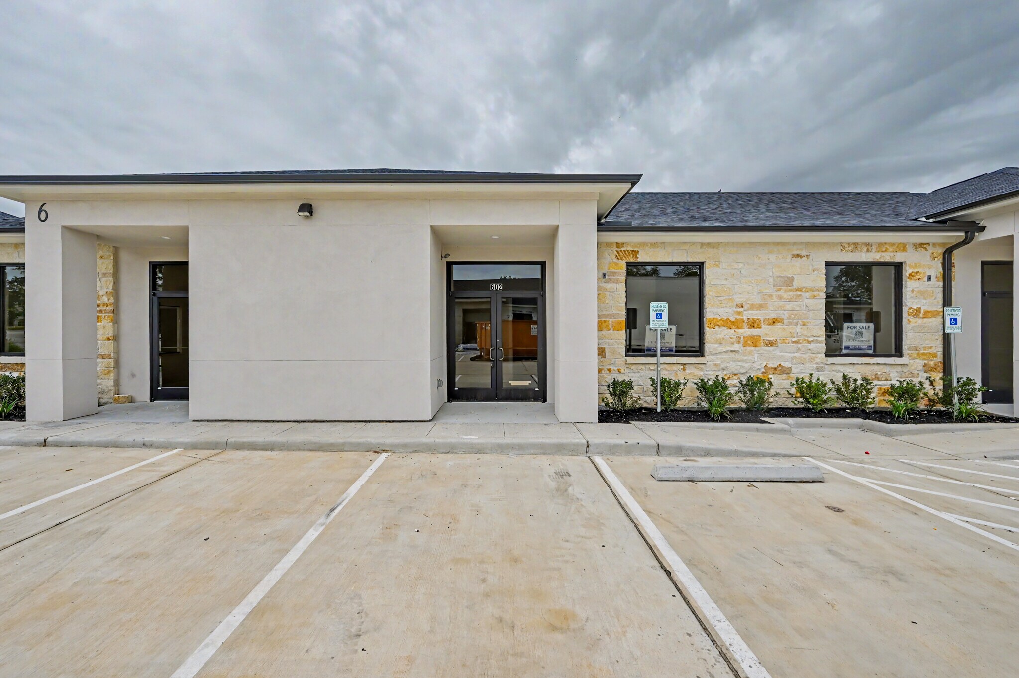 625 Regal Row, Montgomery, TX à louer Photo de l’immeuble– Image 1 sur 25
