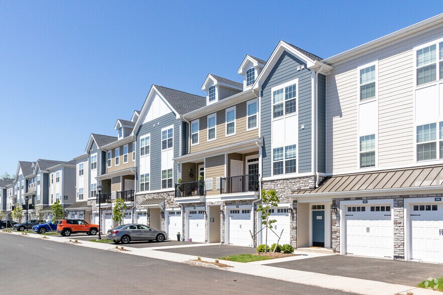 1 Housel Cir, Hillsborough, NJ à louer - Photo principale – Image 1 sur 72